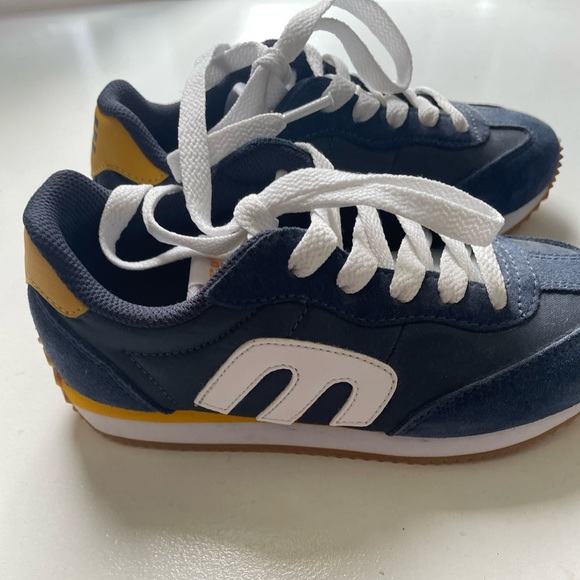 Kids etnie size 1 kids sample sale sneakers brand new ! Never worn . Dark blue - Picture 4 of 4